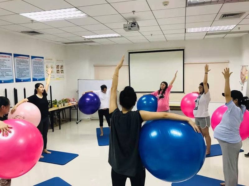 了解产前准备,学习孕期瑜伽,这里的孕妈课堂好热闹
