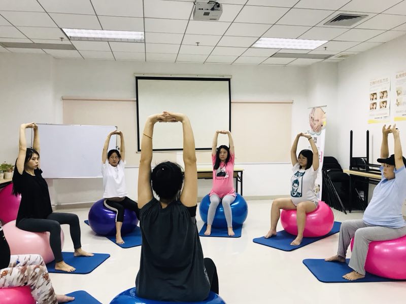 了解产前准备,学习孕期瑜伽,这里的孕妈课堂好热闹