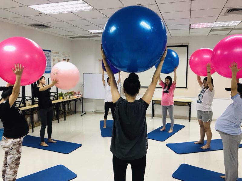 了解产前准备,学习孕期瑜伽,这里的孕妈课堂好热闹