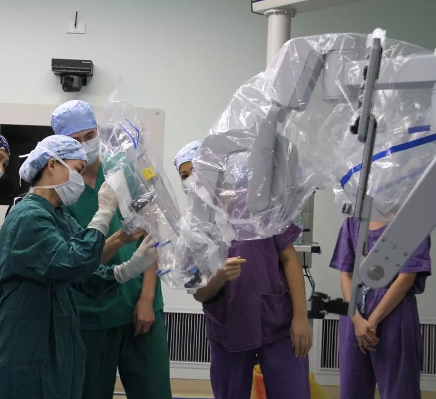 金沙洲医院成功开展首台达芬奇机器人手术，跨入“机器人时代”！