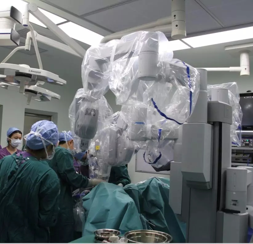 金沙洲医院成功开展首台达芬奇机器人手术，跨入“机器人时代”！