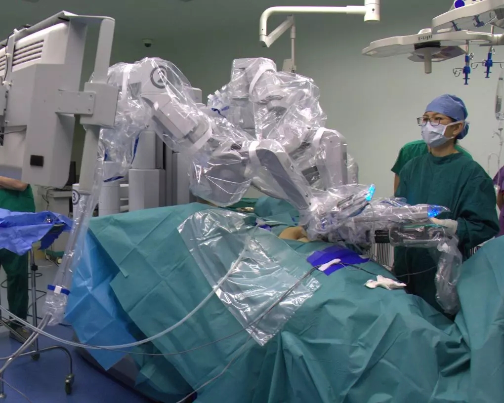 金沙洲医院成功开展首台达芬奇机器人手术，跨入“机器人时代”！
