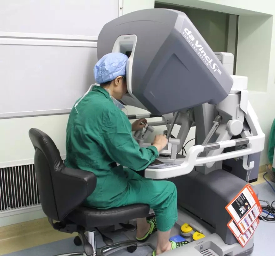 金沙洲医院成功开展首台达芬奇机器人手术，跨入“机器人时代”！