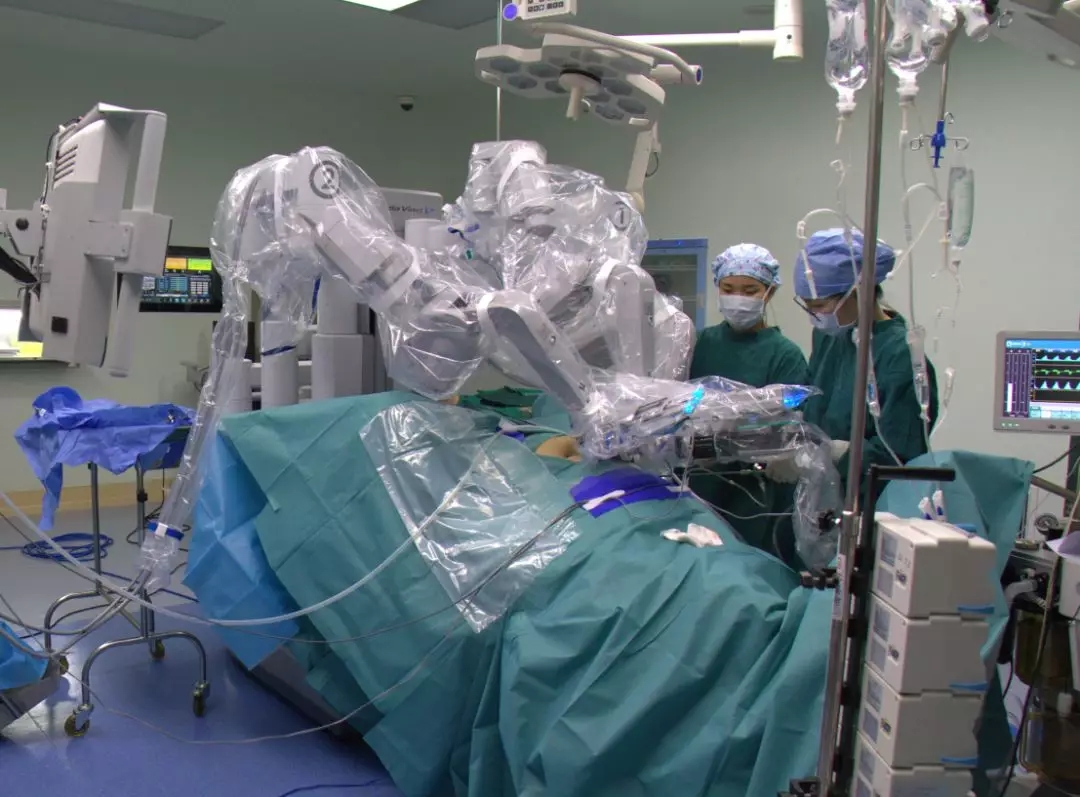 金沙洲医院成功开展首台达芬奇机器人手术，跨入“机器人时代”！
