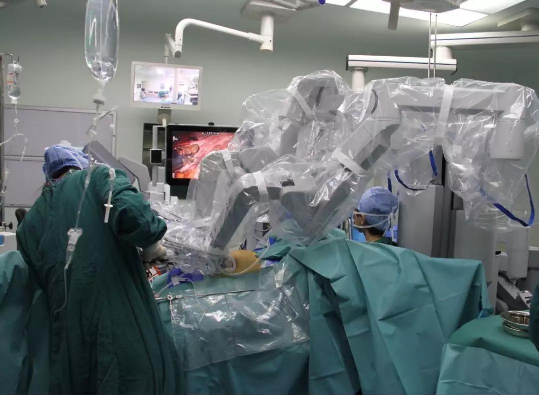 金沙洲医院成功开展首台达芬奇机器人手术，跨入“机器人时代”！