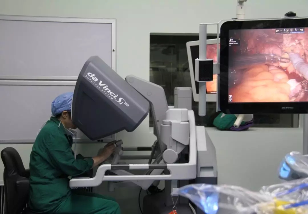 金沙洲医院成功开展首台达芬奇机器人手术，跨入“机器人时代”！