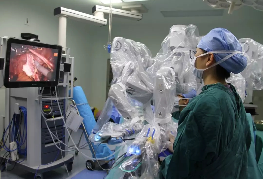 金沙洲医院成功开展首台达芬奇机器人手术，跨入“机器人时代”！